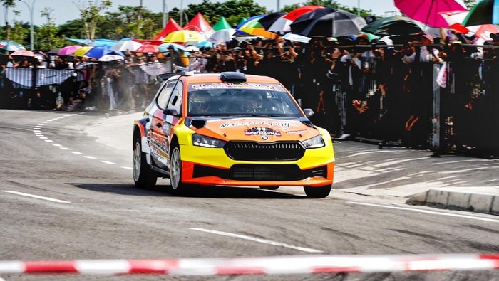 Musa Rajekshah saat merasakan trak aspal pada Kejuaraan Nasional (Kejurnas) Sprint Rally Putaran I, di Stadion Utama Sumatera Utara, Batang Kuis