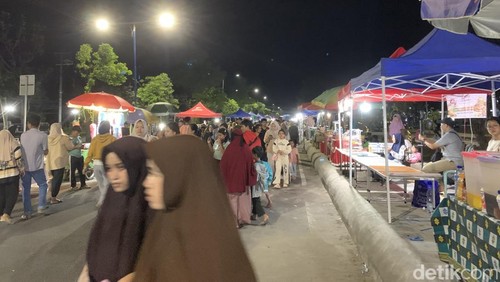 Suasana Car Free Night (CFN) di Taman Kota Giri Menang, Lombok Barat, NTB, Sabtu (11/4/2026). (Foto: M Zahiruddin/detikBali)