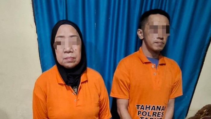 Teks foto: Kedua pelaku saat diamankan di kantor polisi. (Foto: dok. Polres Taput)