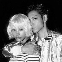Mantan personel BIGBANG, T.O.P memulai comeback pertamanya setelah tersandung skandal narkoba. Netizen tak kalah heboh melihat kemesraannya bersama Nana eks After School sebagai model video klip ‘Studio54’. Foto: dok. Instagram @jin_a_nana