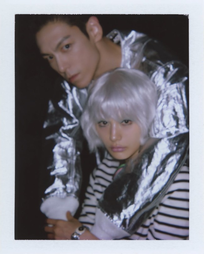 Visual keduanya dinilai serasi. Terlebih T.O.P dan Nana dikenal identik dengan gaya quirky masing-masing. Foto: dok. Instagram @jin_a_nana