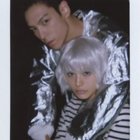 Visual keduanya dinilai serasi. Terlebih T.O.P dan Nana dikenal identik dengan gaya quirky masing-masing. Foto: dok. Instagram @jin_a_nana