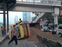 Truk Muatan Pasir Terguling di Jalan Gatot Subroto Jakarta, Lalin Padat