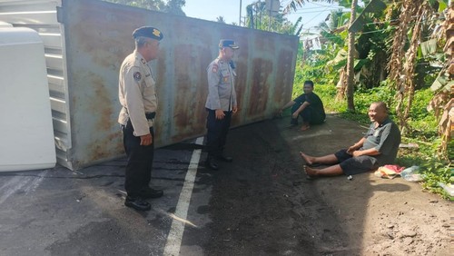 Kondisi truk yang terguling di Jalan Denpasar-Gilimanuk, Desa Pengeragoan, Kecamatan Pekutatan, Kabupaten Jembrana, Sabtu (11/4/2026).