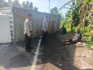 Truk Boks Terguling di Jalan Denpasar-Gilimanuk gegara Avanza Ngeblong