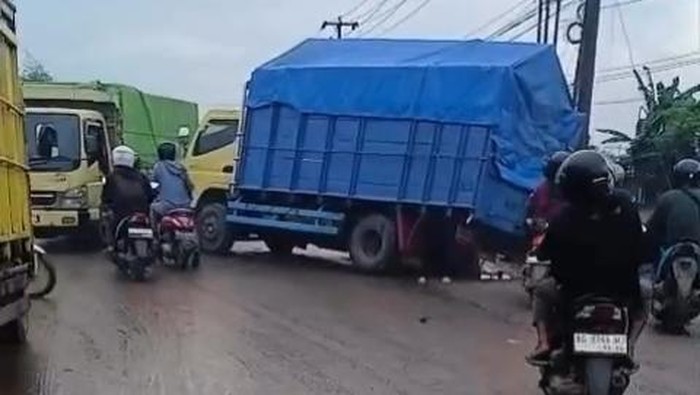 Truk terperosok jadi salah satu penyebab kemacetan yang terjadi di Banyuasin-Palembang
