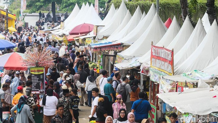 Ribuan warga memadati Lebaran Betawi di Lapangan Banteng, Jakarta, Sabtu (11/4/2026). Pemerintah Provinsi DKI Jakarta menggelar Lebaran Betawi pada 10–12 April 2026 di Lapangan Banteng sebagai ajang berkumpul masyarakat pasca-Idulfitri.