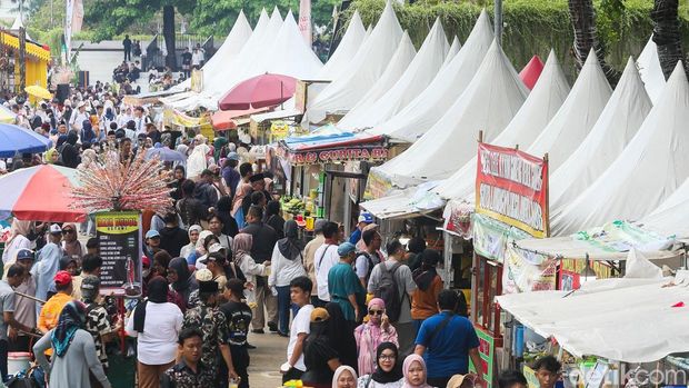 Ribuan warga memadati Lebaran Betawi di Lapangan Banteng, Jakarta, Sabtu (11/4/2026). Pemerintah Provinsi DKI Jakarta menggelar Lebaran Betawi pada 10–12 April 2026 di Lapangan Banteng sebagai ajang berkumpul masyarakat pasca-Idulfitri.