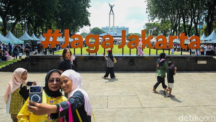 Ribuan warga memadati Lebaran Betawi di Lapangan Banteng, Jakarta, Sabtu (11/4/2026) saat Lebaran Betawi. 
