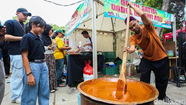 Ribuan warga memadati Lebaran Betawi di Lapangan Banteng, Jakarta, Sabtu (11/4/2026). Pemerintah Provinsi DKI Jakarta menggelar Lebaran Betawi pada 10–12 April 2026 di Lapangan Banteng sebagai ajang berkumpul masyarakat pasca-Idulfitri.