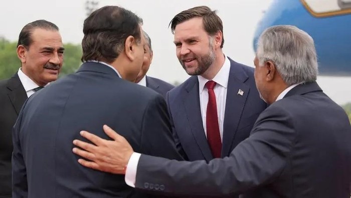 Wapres AS JD Vance disambut oleh Wakil PM dan Menlu Paksitan, Mohammad Ishaq Dar, dan pejabat tinggi Pakistan lainnya saat mendarat di pangkalan udara dekat Islamabad (Reuters)