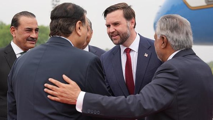 ISLAMABAD, PAKISTAN - APRIL 11: U.S. Vice President JD Vance (C) receives a bouquet of flowers after arriving for talks with Iranian officials on April 11, 2026 at Islamabad, Pakistan. The proposed meeting marks a rare direct engagement between senio