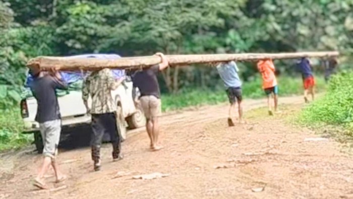 Warga gotong royong membangun jembatan darurat di Malinau.
