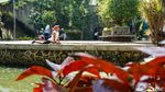 Akhir Pekan di Taman Spathodea, Warga Nikmati Ruang Terbuka Hijau