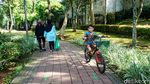 Akhir Pekan di Taman Spathodea, Warga Nikmati Ruang Terbuka Hijau