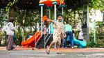 Akhir Pekan di Taman Spathodea, Warga Nikmati Ruang Terbuka Hijau