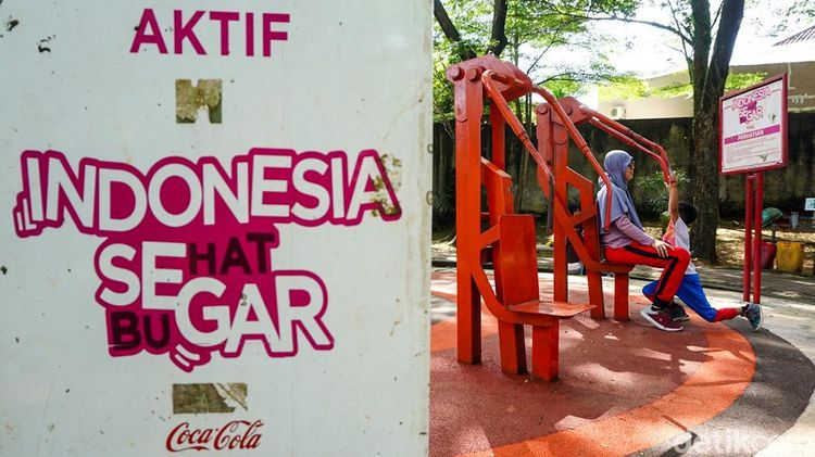 Akhir Pekan di Taman Spathodea, Warga Nikmati Ruang Terbuka Hijau