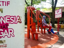 Akhir Pekan di Taman Spathodea, Warga Nikmati Ruang Terbuka Hijau