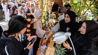 Suasana akhir pekan di Taman Balekambang, Solo, dipenuhi pengunjung yang datang untuk menikmati Pasar Pasaran, Sabtu (11/4/2026).  ANTARA FOTO/Maulana Surya