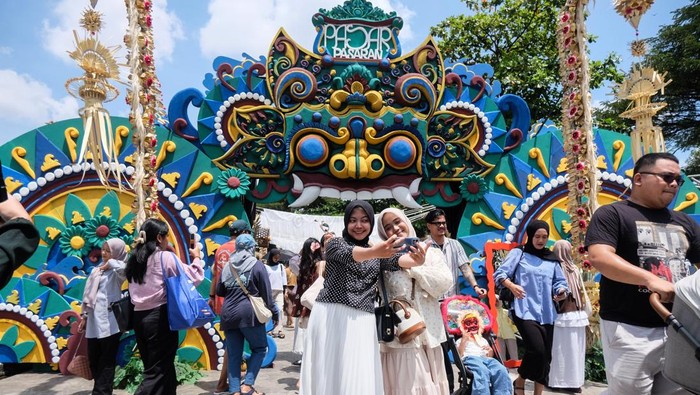 Pengunjung mengamati produk UMKM lokal di Pasar Pasaran di Taman Balekambang, Solo, Jawa Tengah, Sabtu (11/4/2026). Pasar rakyat bernuansa Bali modern estetis tersebut menampilkan beragam produk lokal, kuliner dan karya seni yang digelar sebagai wadah promosi bagi para pelaku UMKM sekaligus ruang hiburan kreatif bagi anak muda dan wisatawan di Kota Solo. ANTARAFOTO/Maulana Surya/agr