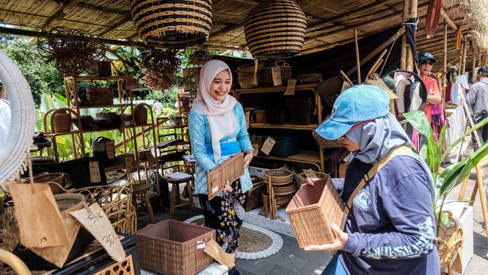 Pengunjung mengamati produk UMKM lokal di Pasar Pasaran di Taman Balekambang, Solo, Jawa Tengah, Sabtu (11/4/2026). Pasar rakyat bernuansa Bali modern estetis tersebut menampilkan beragam produk lokal, kuliner dan karya seni yang digelar sebagai wadah promosi bagi para pelaku UMKM sekaligus ruang hiburan kreatif bagi anak muda dan wisatawan di Kota Solo. ANTARAFOTO/Maulana Surya/agr