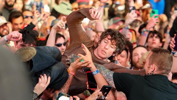 Momen Turnstile Crowdsurfing di Coachella 2026