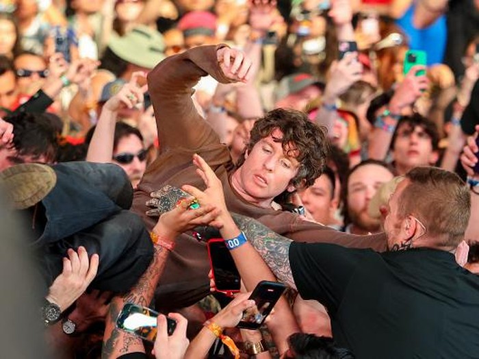 INDIO, CALIFORNIA - APRIL 10: (FOR EDITORIAL USE ONLY) (NOT TO BE LICENSED FOR ANY STANDALONE OR SPECIAL INTEREST BOOK PUBLISHING USE CONCERNING THE COACHELLA MUSIC FESTIVAL AND/OR STAGECOACH MUSIC FESTIVAL) Brendan Yates of Turnstile performs at the Outdoor Theatre during the 2026 Coachella Valley Music and Arts Festival at Empire Polo Club on April 10, 2026 in Indio, California. (Photo by Frazer Harrison/Getty Images for Coachella)