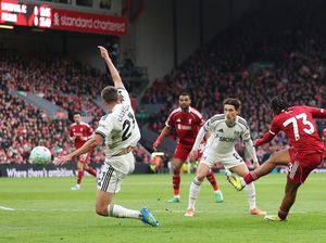 Rio Ngumoha-Mo Salah Antar Liverpool Ungguli Fulham 2-0 di Babak I