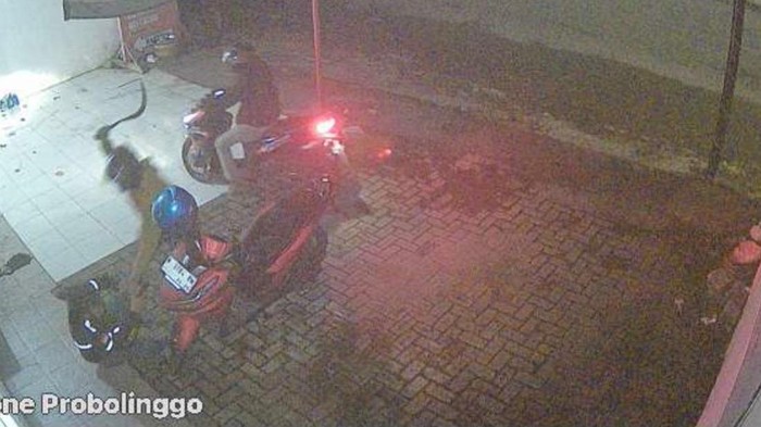 Seorang pengemudi ojek online dibegal saat beristirahat di depan ruko