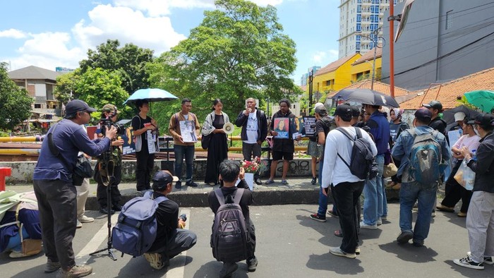 Koalisi Masyarakat Sipil untuk Andrie Yunus gelar aksi solidaritas di TKP penyerangan, Jakpus, Minggu (12/4/2026).