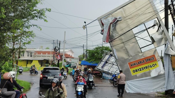 Papan reklame roboh di Mojokerto usai diterjang angin kencang