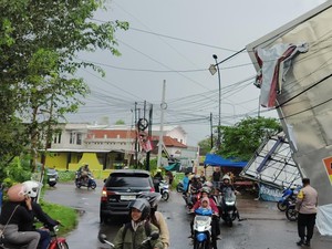 Papan Reklame-Pos Polisi di Mojokerto Ambyar Diterjang Angin Kencang
