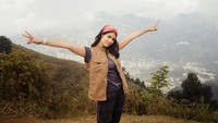 Arla Ailani mengaku sama sekali gak terbebani mengikuti jejak karier orang tuanya, Bucek Depp dan Unique Priscilla. Kalau kerja dijadiin beban gak seru dong, ujarnya ditemui di Jakarta kemarin. (Foto: dok Instagram arla.ailani)