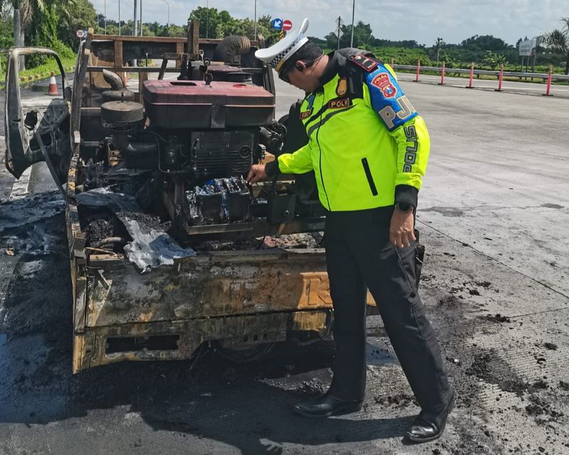 Bangkai pikap yang terbakar di exit Tol Bandar Kedungmulyo Jombang.