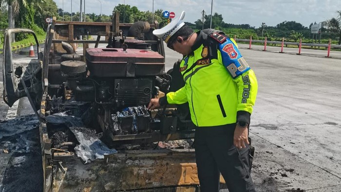 Bangkai pikap yang terbakar di exit Tol Bandar Kedungmulyo Jombang.