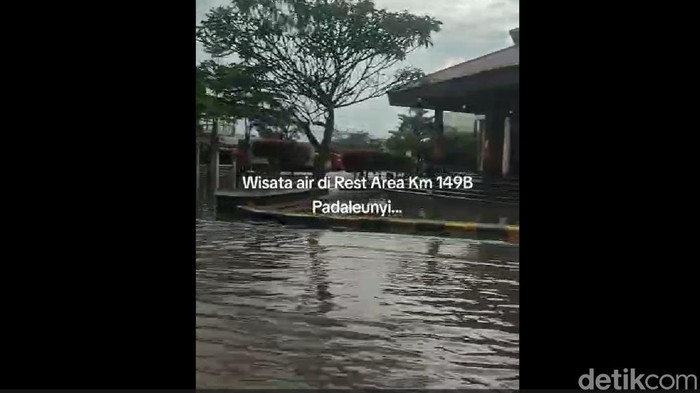 Banjir  di Rest Area KM 149 B Jalan Tol Padaleunyi di Kota Bandung