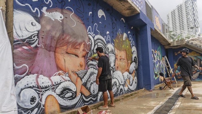 Dua seniman menyelesaikan pembuatan grafiti dan mural pada kegiatan Batam International Graffiti Festival 2026 di Nagoya Citywalk, Batam, Kepulauan Riau, Minggu (12/4/2026). Festival yang diikuti oleh 25 peserta dari Indonesia, Thailand, Turki, dan Prancis tersebut menjadi wadah bagi seniman urban untuk bertukar ide sekaligus mendorong pertumbuhan industri kreatif dan daya tarik wisata baru di kawasan perbatasan Indonesia-Singapura. ANTARA FOTO/Teguh Prihatna