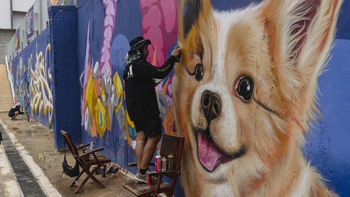Dua seniman menyelesaikan pembuatan grafiti dan mural pada kegiatan Batam International Graffiti Festival 2026 di Nagoya Citywalk, Batam, Kepulauan Riau, Minggu (12/4/2026). Festival yang diikuti oleh 25 peserta dari Indonesia, Thailand, Turki, dan Prancis tersebut menjadi wadah bagi seniman urban untuk bertukar ide sekaligus mendorong pertumbuhan industri kreatif dan daya tarik wisata baru di kawasan perbatasan Indonesia-Singapura. ANTARA FOTO/Teguh Prihatna