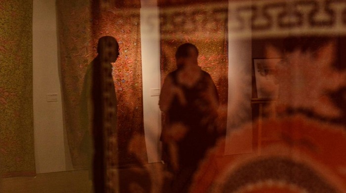 Pengunjung mengamati motif kain batik dalam pameran akulturasi batik peranakan bertajuk Metamorfosa di Bentara Budaya Art Gallery, Menara Kompas, Jakarta, Sabtu (11/4/2026). Pameran tersebut menghadirkan akulturasi batik peranakan Jakarta, Cirebon, Pekalongan, Lasem yang berlangsung hingga 5 Mei 2026. ANTARA FOTO/Ahmad Naufal Oktavian