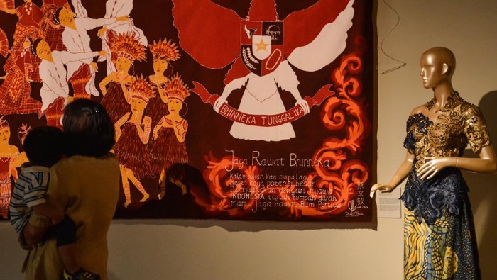 Pengunjung mengamati motif kain batik dalam pameran akulturasi batik peranakan bertajuk Metamorfosa di Bentara Budaya Art Gallery, Menara Kompas, Jakarta, Sabtu (11/4/2026). Pameran tersebut menghadirkan akulturasi batik peranakan Jakarta, Cirebon, Pekalongan, Lasem yang berlangsung hingga 5 Mei 2026. ANTARA FOTO/Ahmad Naufal Oktavian