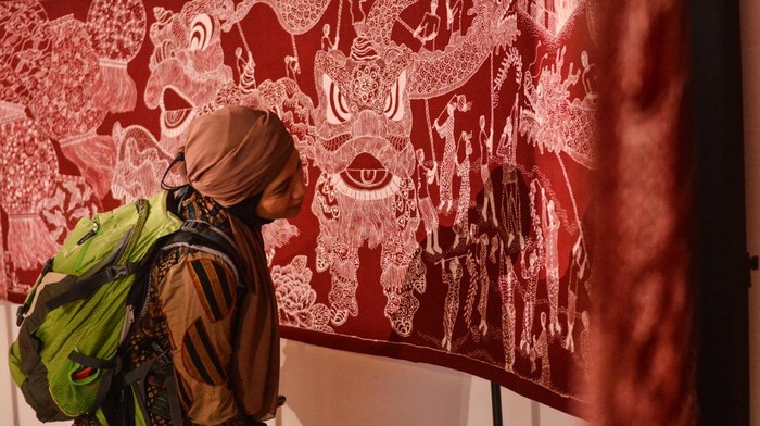 Pengunjung mengamati motif kain batik dalam pameran akulturasi batik peranakan bertajuk Metamorfosa di Bentara Budaya Art Gallery, Menara Kompas, Jakarta, Sabtu (11/4/2026). Pameran tersebut menghadirkan akulturasi batik peranakan Jakarta, Cirebon, Pekalongan, Lasem yang berlangsung hingga 5 Mei 2026. ANTARA FOTO/Ahmad Naufal Oktavian