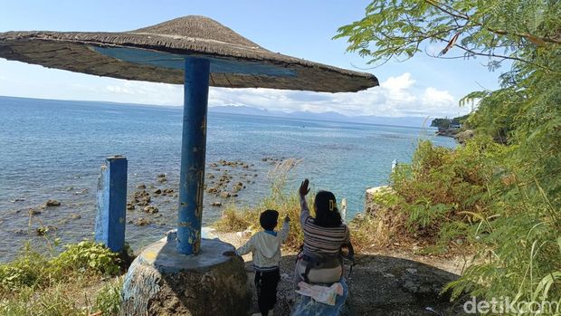 Batu Kapala Beach Pengunjung Batu Kapala Beach, Minggu (12/4/2026).