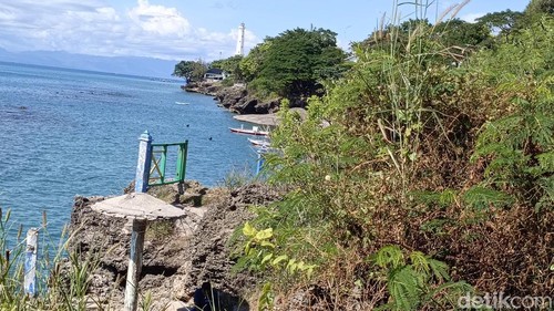 Suasana Batu Kapala Beach yang menawarkan panorama laut lepas sepanjang mata memandang.
