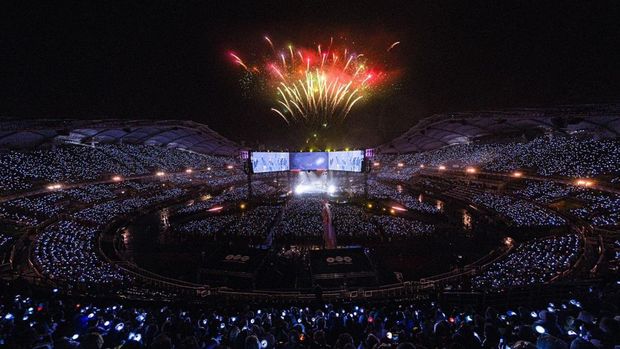 BTS tampil penuh energi di konser hari kedua BTS World Tour 