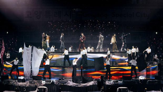 BTS tampil penuh energi di konser hari kedua BTS World Tour 