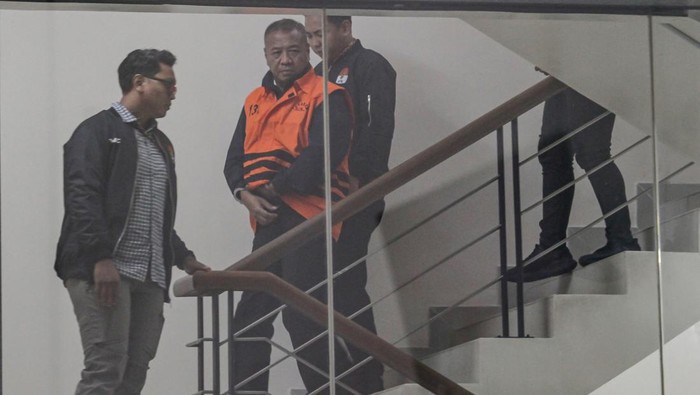 Bupati Tulungagung Gatut Sunu Wibowo (kanan) mengenakan rompi tahanan setelah menjalani pemeriksaan setelah terjaring Operasi Tangkap Tangan (OTT) di Gedung Merah Putih KPK, Jakarta, Minggu (12/4/2026) dini hari.