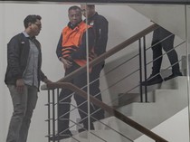 Pakai Rompi Tahanan, Bupati Tulungagung Diperiksa KPK Usai OTT