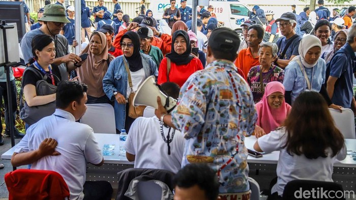 Suasana Hari Bebas Kendaraan Bermotor atau Car Free Day di kawasan Bundaran HI, Minggu (12/4/2026), tampak berbeda dari biasanya. Selain dimanfaatkan warga untuk berolahraga dan bersantai, lokasi ini dipadati oleh para lanjut usia (lansia) yang memanfaatkan layanan pembuatan kartu transportasi gratis yang disediakan pemerintah.