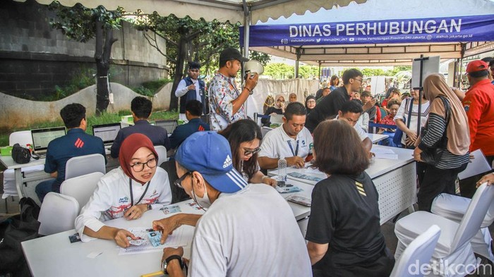 Suasana Hari Bebas Kendaraan Bermotor atau Car Free Day di kawasan Bundaran HI, Minggu (12/4/2026), tampak berbeda dari biasanya. Selain dimanfaatkan warga untuk berolahraga dan bersantai, lokasi ini dipadati oleh para lanjut usia (lansia) yang memanfaatkan layanan pembuatan kartu transportasi gratis yang disediakan pemerintah.