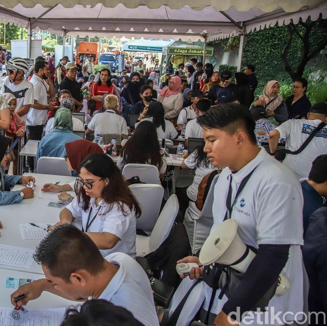 CFD Bundaran HI Disesaki Lansia, Layanan Kartu Gratis Diserbu Warga